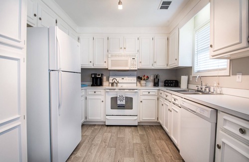Hanahan House | We love pets! 6ft fenced in backyard and pet amenities.