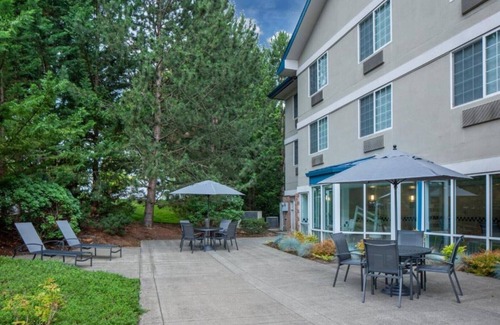 Five Oaks House | we offers an ideal setting for both business and leisure.