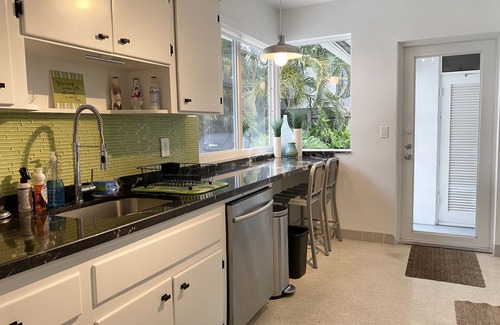 Coral Shores House | WE ONLY LIVE ONCE : Stylish and peaceful Retreat on the water. Amazing views !