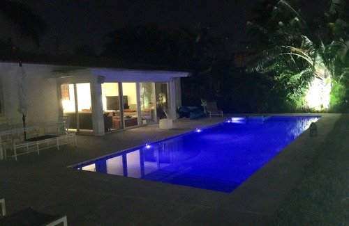 Coral Shores House | WE ONLY LIVE ONCE : Stylish and peaceful Retreat on the water. Amazing views !