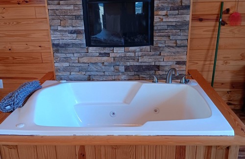 Weatherford Cabin | Weatherford Hideaway! Full Kitchen, Outdoor Pool, Near Peek-A-Boo Petting Zoo