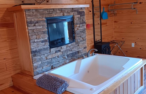 Weatherford Cabin | Weatherford Hideaway! Full Kitchen, Outdoor Pool, Near Peek-A-Boo Petting Zoo