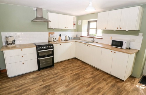 Tremadog Cottage | WEAVER'S COTTAGE, pet friendly, with open fire in Tremadog