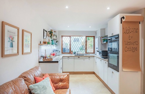 Fence Cottage | Weavers Cottage provides the perfect getaway for couples, friends and family.