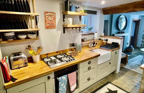 Tideswell House | Weavers Cottage, Tideswell, sleeps 6, dog friendly