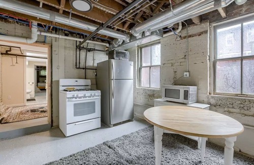 Council Bluffs House | Wedding Parlor - King Bed - Garden - Near Stadium