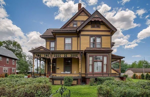 Council Bluffs House | Wedding Parlor - King Bed - Garden - Near Stadium
