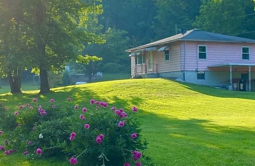 Portland House | Weddle Lodging & Outfitters Pink house