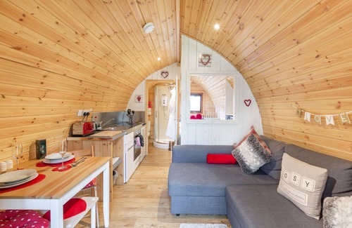 Drymen Ski Chalet | Wee Oak Tree Luxury Lodge with private hot tub