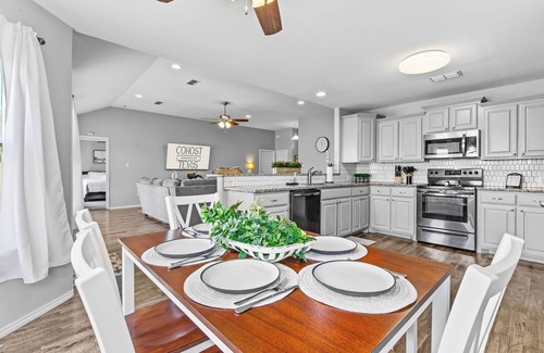 Abilene House | Weekday Fall Deals ~ Near Dyess ~Pets OK~ Sleeps 8 ~ 5 Stars ~ Spacious ~Clean