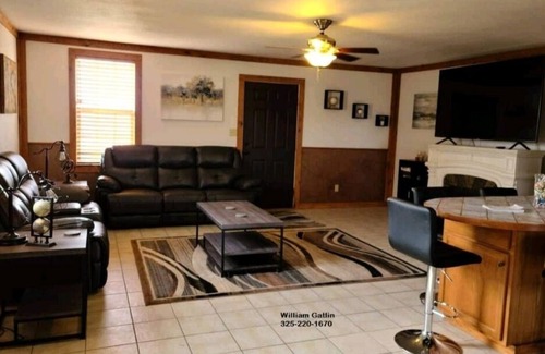 Brownwood House | Weekend Getaway on the Jim Ned River
