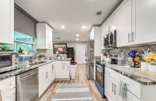 Spring Hill House | Weeki Lake Home w/Heated & Cooled Pool, By Disney