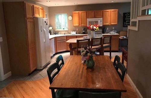 South Haven Cottage | Weekly Cottage Rental - 5 Min to Private Beach!