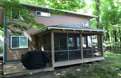 South Haven House | Weekly Cottage Rental - 5 Min to Private Beach!