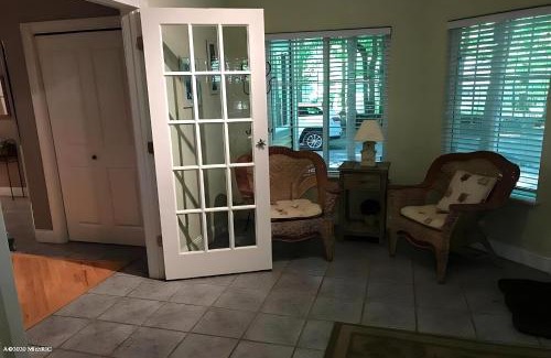 South Haven House | Weekly Cottage Rental - 5 Min to Private Beach!