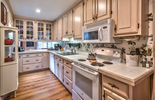 Butler House | Weekly discount. Family & pet friendly, A block to Main St. Walk to dine/shop.