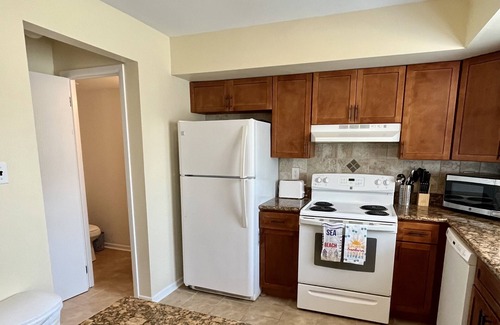 Southend House | WEEKLY JULY Discounts. BEACH BLOCK 2 bedroom town house. Rare availability