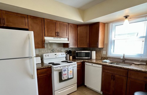 Southend House | WEEKLY JULY Discounts. BEACH BLOCK 2 bedroom town house. Rare availability