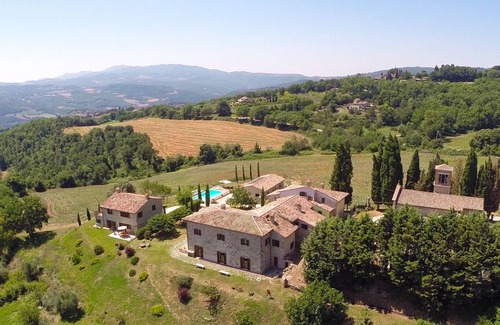 Todi House | WEEKLY RENTALS FOR FAMILY HOLIDAYS - UP TO 24 PEOPLE - 3 COUNTRYHOUSES