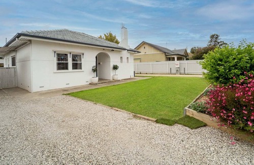 White Hills House | Weeroona Avenue Home Free WiFi Close to CBD