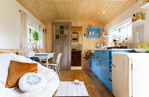 Epe House | Wegdromen op de Veluwe in romantische rode pipowagen