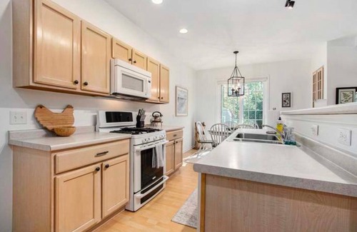 Bridgman House | Weko Beach Retreat, Hot Tub, Fire Pit, Near Lake