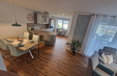 Saal House | Welcome to the "Rosenhaus🌹" directly by the forest, Baltic Sea and Bodden coast, barrier-free