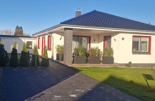 Saal House | Welcome to the "Rosenhaus🌹" directly by the forest, Baltic Sea and Bodden coast, barrier-free