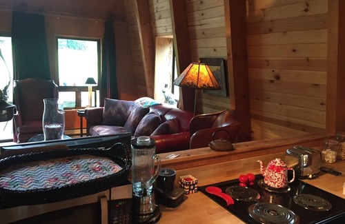 Lake Almanor Country Club Cabin | Welcoming 2-bedroom cabin in Lake Almanor Country Club on the golf course
