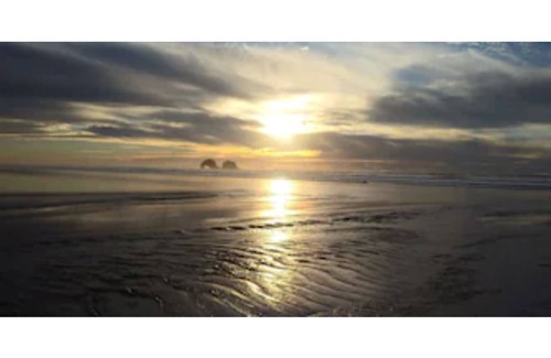 Rockaway Beach Apartment | Welcome all! CONTRACTOR/MEDICAL PERSONNEL prices 8-28 nights, inquire in app.