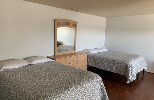 Bowling Green House | WELCOME Cave Visitors! Clean, Peaceful Home in the Country. Game Room/Mini Gym!