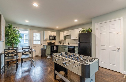 West End House | Welcome Home! 2BR with Driveway