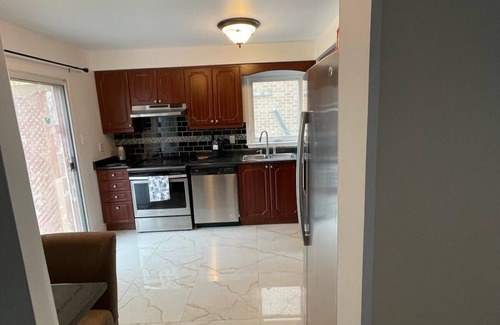 Brampton House | Welcome Home! A Beautiful, Comfy Space for Family, Co-workers, Friends Awaits.