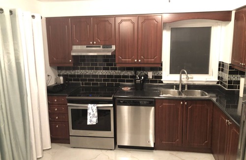 Brampton House | Welcome Home! A Beautiful, Comfy Space for Family, Co-workers, Friends Awaits.