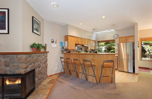 Upper Village House | WELCOME HOME! Spacious 5 Bedroom Family & Group Friendly SKI-IN Style Townhome