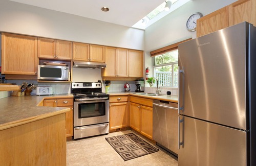 Upper Village House | WELCOME HOME! Spacious 5 Bedroom Family & Group Friendly SKI-IN Style Townhome