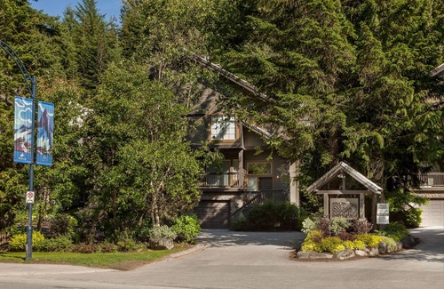 Upper Village House | WELCOME HOME! Spacious 5 Bedroom Family & Group Friendly SKI-IN Style Townhome