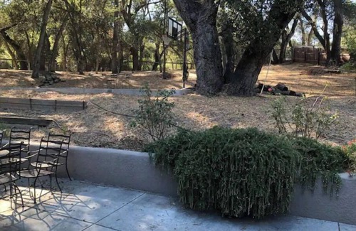 Atascadero House | Welcome Inn: Family Friendly Oasis among the Oaks in Wine Country