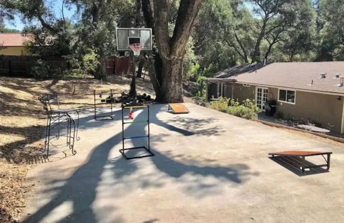 Atascadero House | Welcome Inn: Family Friendly Oasis among the Oaks in Wine Country