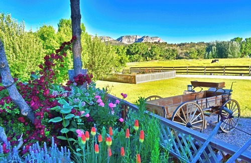 Zion National Park East Entrance Cabin | Welcome! Pool - Hot Tub - Breakfast -Farm -Cabin -Views -Quiet Side Zion -Bryce