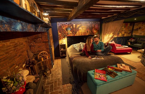 Muidorge House | Welcome to 2, a unique guest house in the colors of the imagination