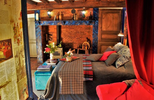 Muidorge House | Welcome to 2, a unique guest house in the colors of the imagination