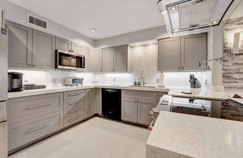 Boca Raton House | Welcome to a sleek and pristine modern home