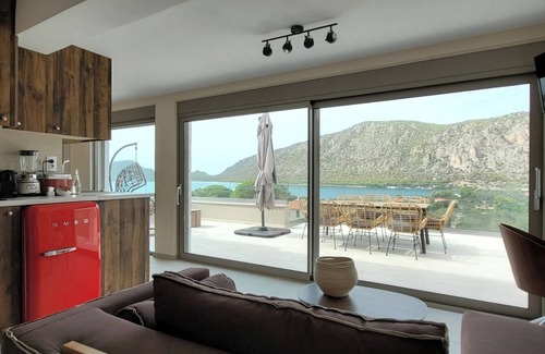 Loutraki Apartment | Welcome to a world of summery repose, where style and beauty coexist in harmony.