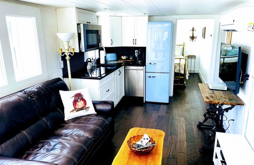 Granthams Landing Bed & Breakfast | Welcome to Bill's Landing Luxury Suite w/Hot Tub