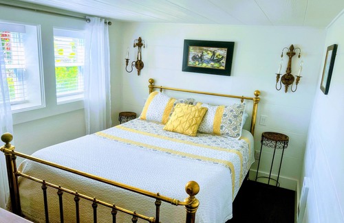 Granthams Landing Bed & Breakfast | Welcome to Bill's Landing Luxury Suite w/Hot Tub