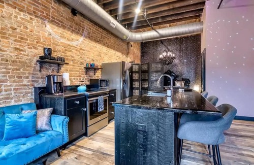 Downtown Springfield Apartment | Welcome to Black Palace-A! A beautiful downtown loft with easy access to everyth