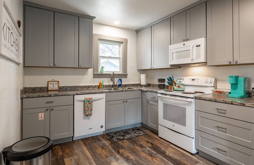 Cody House | Welcome to Bronco Bungalow- walk to downtown Cody