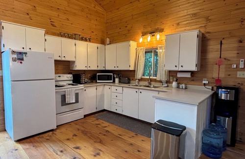 Chisholm Cottage | Welcome to Cedar Shores! 3 Bedroom Cottage with Loft on Wasi Lake