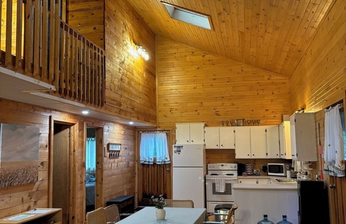 Chisholm Cottage | Welcome to Cedar Shores! 3 Bedroom Cottage with Loft on Wasi Lake